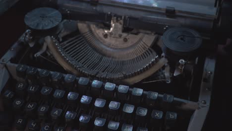 Mann-Druckt-Mit-Sowjetischer-Vintage-Schreibmaschine-Im-Dunkeln-1