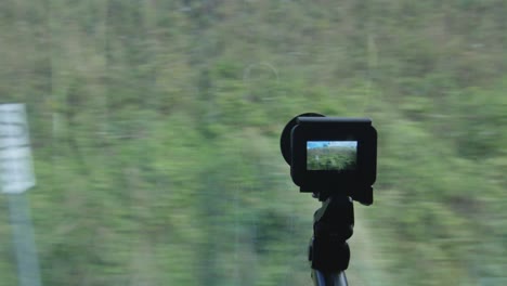 Action-Kamera-Durch-Das-Fenster,-Die-Eine-Zugfahrt-Filmt