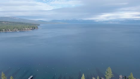 Lake-Tahoe-An-Einem-Schönen-Wintertag-Langsame-Pfanne-Von-Der-Drohne