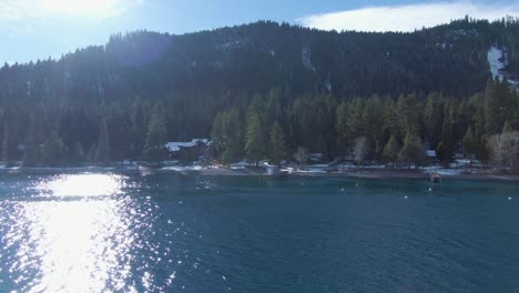 Langsame-LKW-Pfanne-über-Lake-Tahoe-An-Einem-Sonnigen-Wintertag