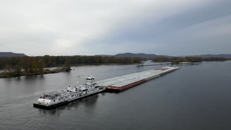 Barge-on-the-Mississippi-River-5