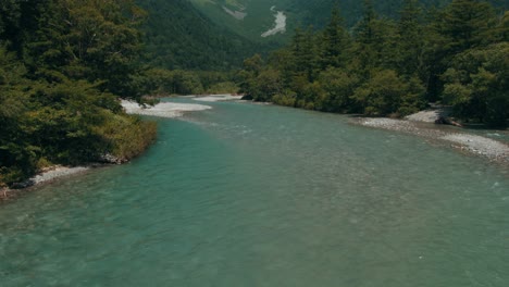 El-Río-Azusa-Fluye-A-Través-De-Kamikōchi