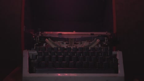 Vintage-Schreibmaschine-Im-Dunkeln,-Beleuchtet-Von-Weißen-Und-Roten-Lichtern