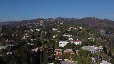Hollywood-Hills-Drohnenaufnahme-Mit-Autobahn