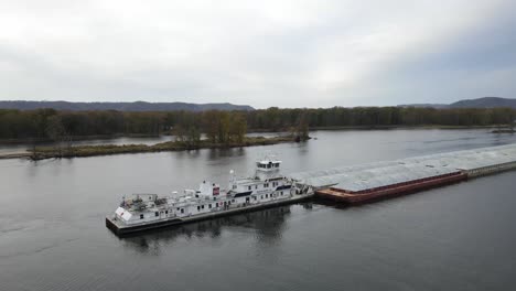 Barge-on-the-Mississippi-River-3