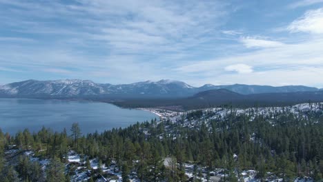 Desplazamiento-Panorámico-Lento-Sobre-El-Lago-Tahoe-Sur