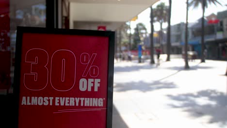 30-%-Rabatt-Auf-Shopping-Angebote-Black-Friday-Einzelhandelsschild-Auf-Der-Straße-Mit-Fußgängern-In-4k