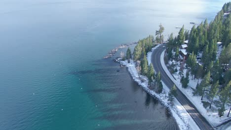 Norte-Del-Lago-Tahoe-En-Una-Hermosa-Tarde-De-Invierno-Agua-Azul-Clara-Y-Bienes-Raíces-Junto-Al-Lago