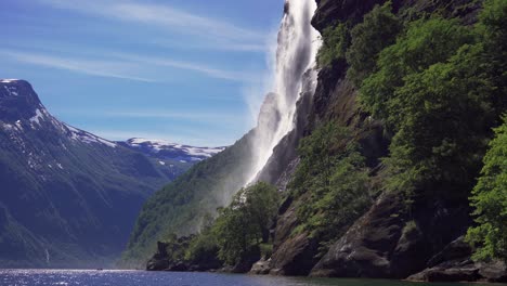 Stunning-view-of-the-beautiful-Seven-Sisters-waterfall-in-the-Geiranger-fjord,-Norway-1