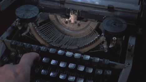 Mann-Druckt-Mit-Sowjetischer-Vintage-Schreibmaschine-Im-Dunkeln
