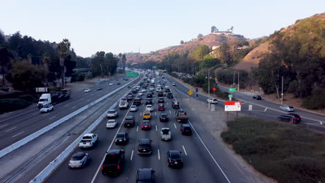 Los-Angeles-Verkehrsdrohne-Von-Hinten-Auf-101-Freeway-Geschossen