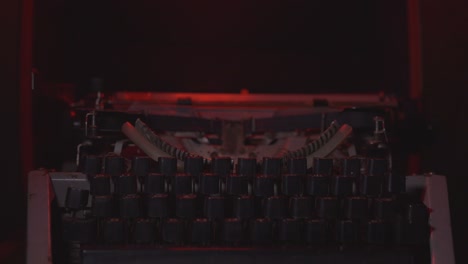 Rotes-Licht-Leuchtet-Auf-Einer-Alten-Schreibmaschine-Im-Dunkeln