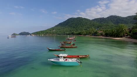 Fliegen-Sie-Langsam-über-Longtail-Boote-Am-Leeren-Strand-Von-Koh-Tao-Thailand