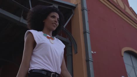 Mujer-Afro-Brasileña-Elegante-Y-Confiada-Caminando-Con-Propósito,-ángulo-Bajo