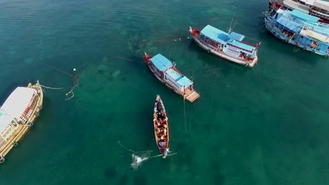 Longtail-boot-Kommt-Mit-Leuten-Zu-Einem-Größeren-Boot-Auf-Dem-Wasser-Thailand-An