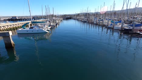 Schwenken-Sie-Oben-Auf-Monterey-Bay-Marina---Kalifornischer-Winter---4k-Pfanne
