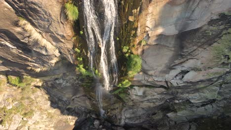 Zeigt-Einen-Wasserfall-Mit-Og-Form