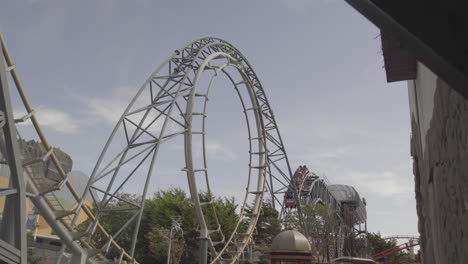 4K-rollercoaster-riding-360-loop-upside-down-in-UK-theme-park