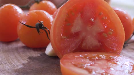 Tomatenscheiben-Auf-Schneidebrett-Bewegen-Sich-Langsam-Rückwärts