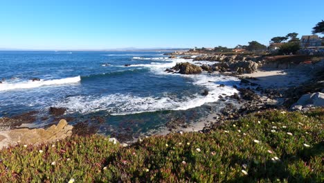 Ruhige-Ozeanwellen,-Die-über-Monterey-Beach-Kalifornien-Krachen---Winter---4k