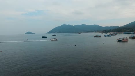 Schwenken-Sie-Rechts-Mit-Dem-Schnellboot-Zum-Pier-Auf-Der-Bewölkten-Tagesinsel-Thailand
