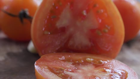 Rote-Tomate-In-Zwei-Hälften-Geschnitten-Langsam-Zurückziehen-Nahaufnahme-Tomatenhintergrund