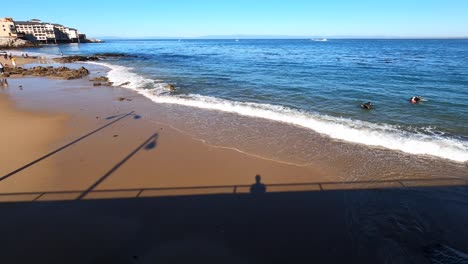 Suba-Taucher-Vor-Der-Küste-Von-Monterey-Beach---Kalifornischer-Winter---4k