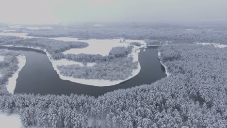 Neris-Flussbiegung-Während-Des-Verschneiten-Winters.-Luftbogenspur-Links