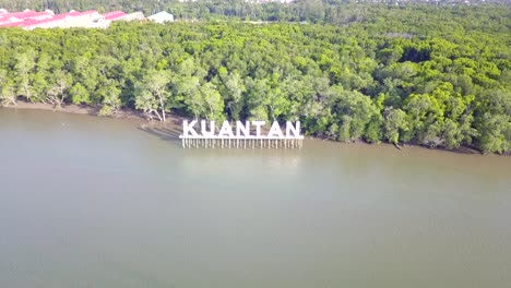 Estatua-De-La-Fuente-Kuantan-En-El-Río-Kuantan,-Pahang