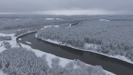 Schneebedeckter-Nadelwald-Und-Der-Gewundene-Fluss-Neris-Im-Verschneiten-Winter-1