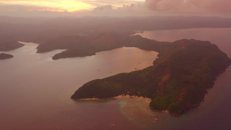 Bunter-Sonnenuntergang-Von-Einer-Drohne-über-Tropischen-Inseln-Auf-Den-Philippinen-Zur-Goldenen-Stunde-2