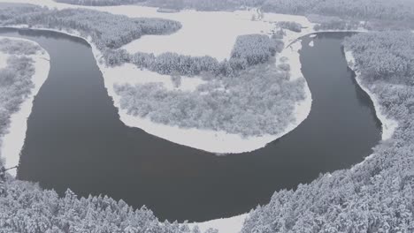 Neris-Flussbiegung-Während-Des-Verschneiten-Winters.-Luftbogenspur-Links-1