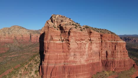 Vista-Aérea-Sobre-Rocas-Sedimentarias-Rojas-En-Courhouse-Butte,-Arizona-Usa