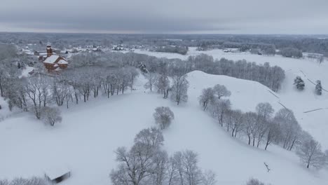 Schneebedeckte-Kernave-Hügel-Im-Winter