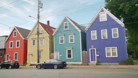 Mehrfarbige-Rote,-Gelbe,-Grüne,-Lila-Häuser-Während-Des-Nachmittags-In-Halifax,-Nova-Scotia,-Kanada-Im-Sommer-Oder-Herbst
