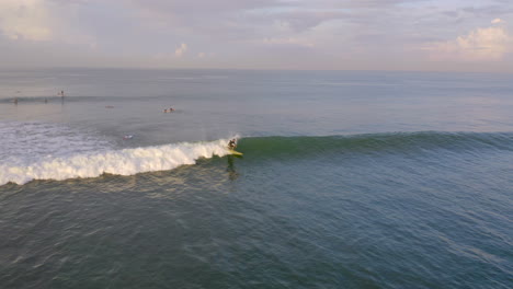 Vorderansicht-Des-Surfers,-Der-Eine-Kleine-Welle-Fängt-Und-Einige-Zeit-Darauf-Reitet