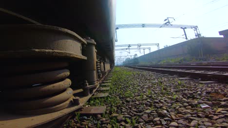 Bahnstrecke-Von-Der-Zugfahrt-In-Indien-Aus-Gesehen-1