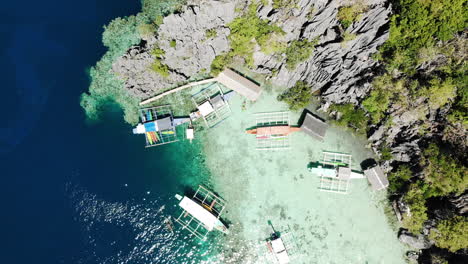 Coron,-Palawan,-Filipinas,-Vista-Aérea-De-La-Hermosa-Laguna-Y-Acantilados-De-Piedra-Caliza