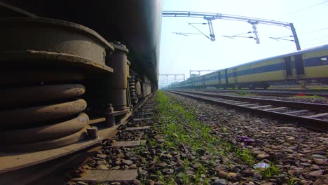 Bahnstrecke-Von-Der-Zugfahrt-In-Indien-Aus-Gesehen-7