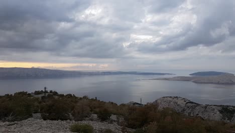 Malerische-Dalmatinische-Inseln-Mit-Lebhafter-Wolkenlandschaft-Während-Des-Sonnenuntergangs-In-Kroatien