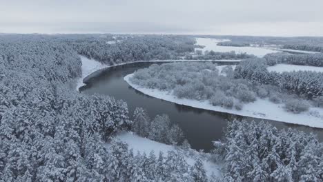 Ein-Sich-Schlängelnder-Fluss-Neris-In-Einem-Verschneiten-Winter