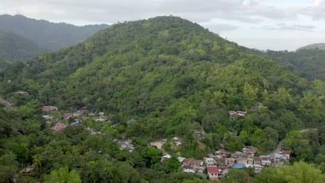 Drohnenvideo-Von-Oben-Mit-Häusern,-Die-Im-Grünen-Dschungel-Auf-Den-Philippinen-Gebaut-Wurden