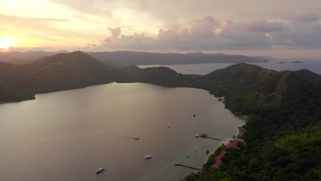Nach-Sonnenuntergang-Von-Einer-Drohne-über-Tropischen-Inseln-Auf-Den-Philippinen-Zur-Goldenen-Stunde