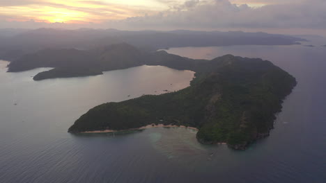 Bunter-Sonnenuntergang-Von-Einer-Drohne-über-Tropischen-Inseln-Auf-Den-Philippinen-Zur-Goldenen-Stunde-3