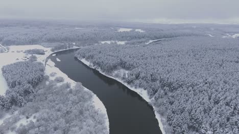 Un-Río-Serpenteante-Durante-Un-Invierno-Cubierto-De-Nieve