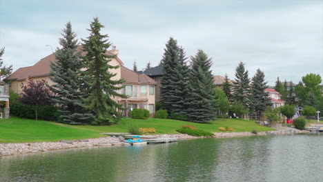 Lakeside-home-in-community-during-an-overcast-day