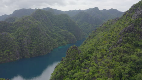 Ein-Drohnenvideo-Einer-Tropischen-Kulisse-über-Dem-Ozean-Und-Dem-Dschungel-An-Einem-Bewölkten-Tag-Auf-Den-Philippinen-2