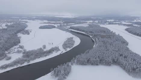 Ein-Sich-Schlängelnder-Fluss-Neris-In-Einem-Verschneiten-Winter-2