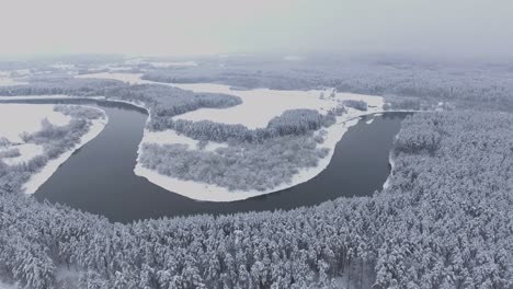 Neris-Flussbiegung-Während-Des-Verschneiten-Winters.-Luftspur-Links
