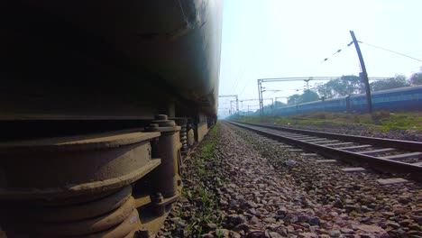 Bahnstrecke-Von-Der-Zugfahrt-In-Indien-Aus-Gesehen-8